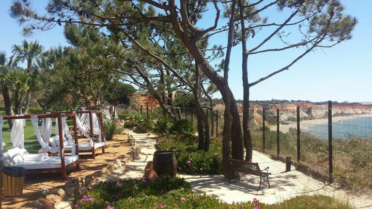 Jardins do hotel TUI Sensimar Falesia que passará a Tui Blue Falesia