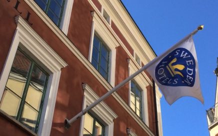 Bandeira com o logo do Sweden Hotels numa das suas unidades