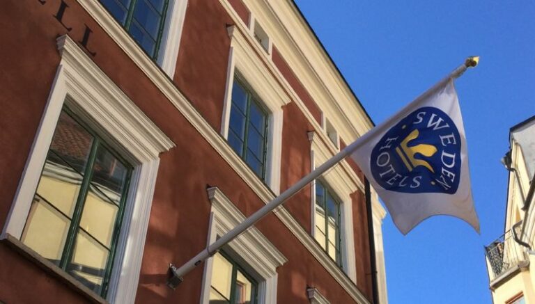 Bandeira com o logo do Sweden Hotels numa das suas unidades