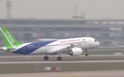 Voo inaugural da aeronave de passageiros chinesa Comac C919
