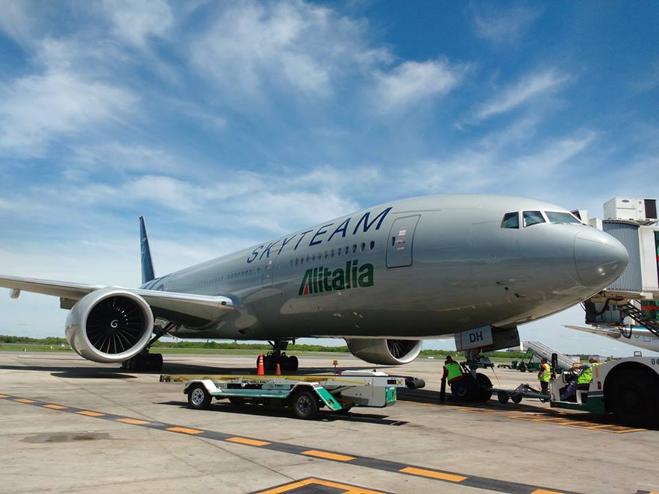 Boeing 777 da Alitalia com pintura Skyteam