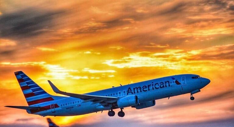 Avião da American Airlines a descolar num dia de calor intenso