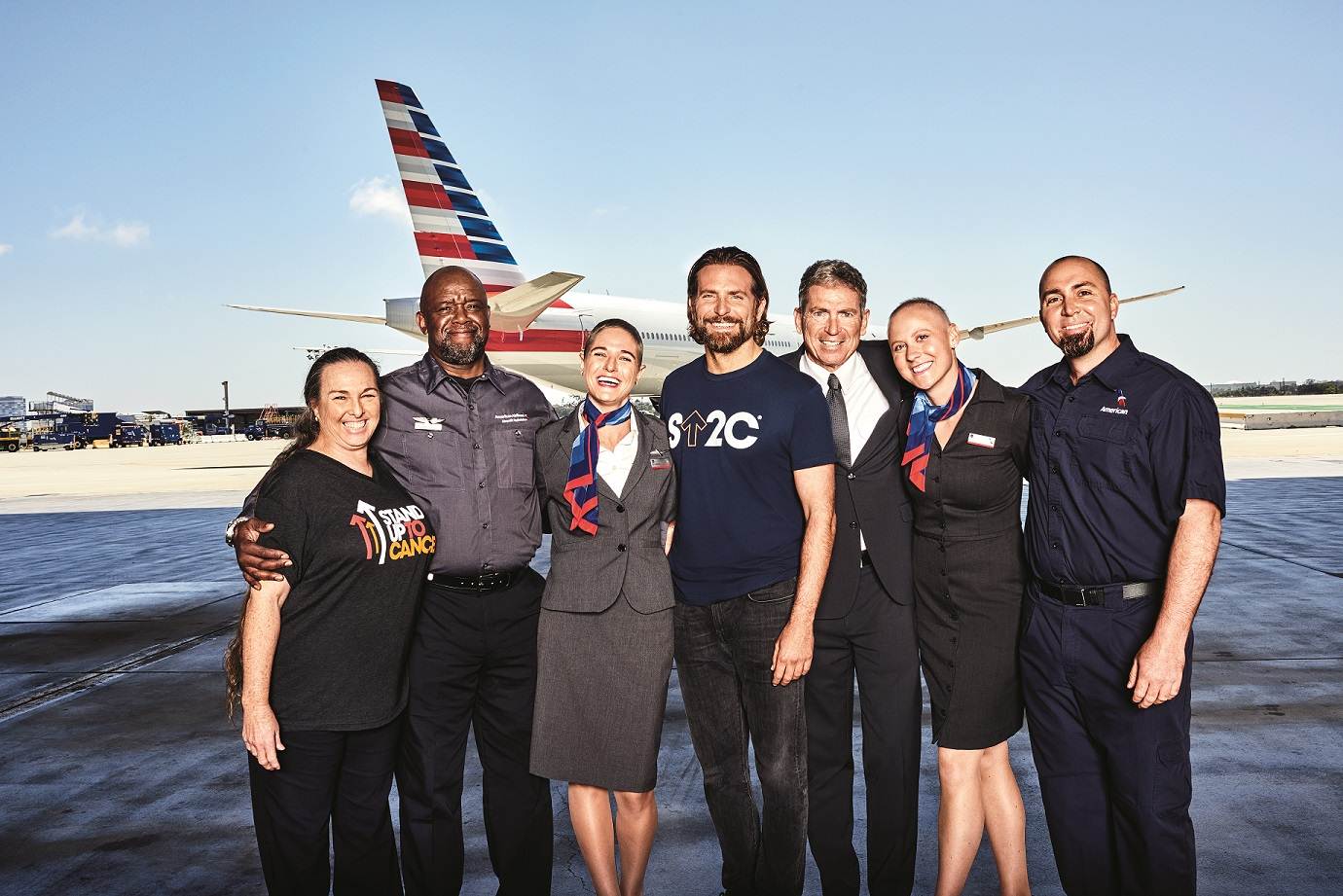 Ator Bradley Cooper e tripulação da American Airlines com cancro