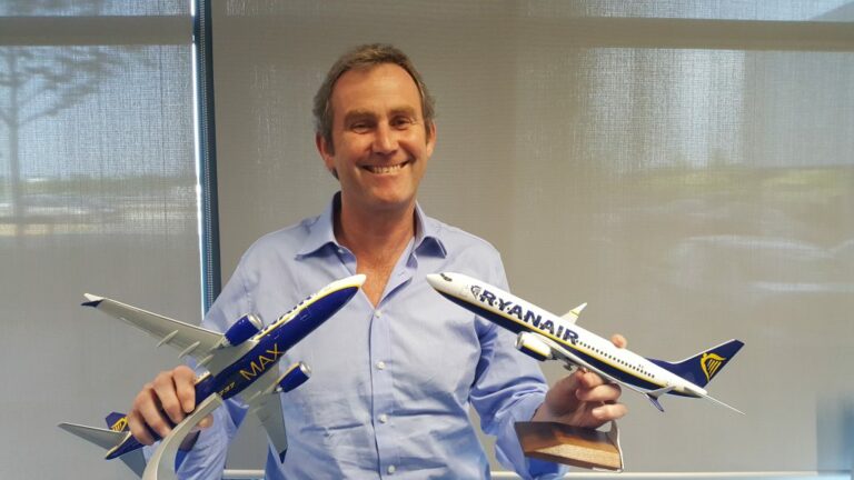 Mick Hickey da Ryanair anuncia compra de mais 10 Boeing 737 Max 200
