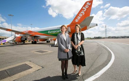 Carolyn McCall da easyJet e Caroline Parot da Europcar em frente a aeronave com pintura especial