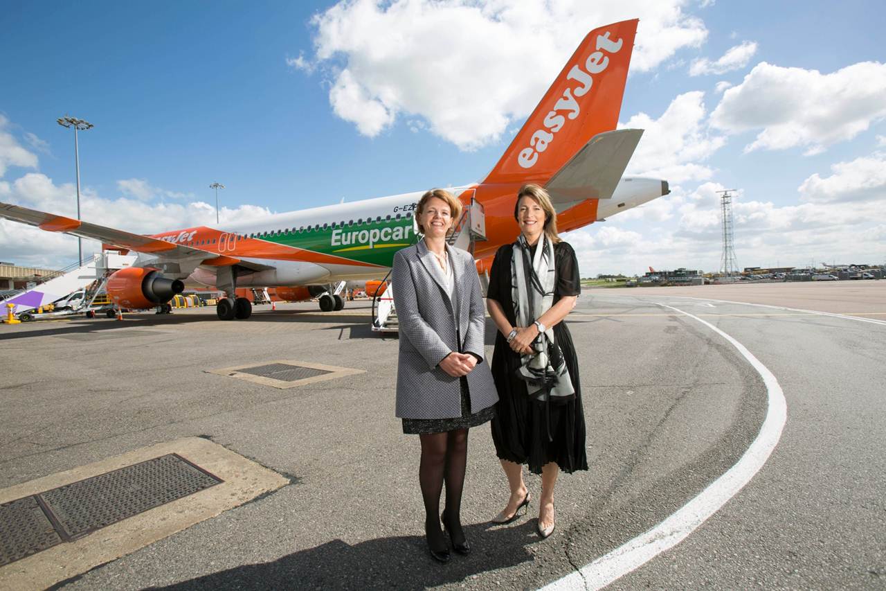 Carolyn McCall da easyJet e Caroline Parot da Europcar em frente a aeronave com pintura especial