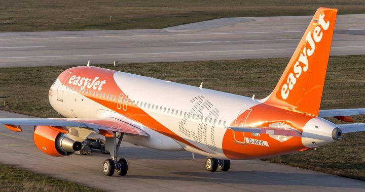 Avião da easyJet na pista do aeroporto de Londres Luton