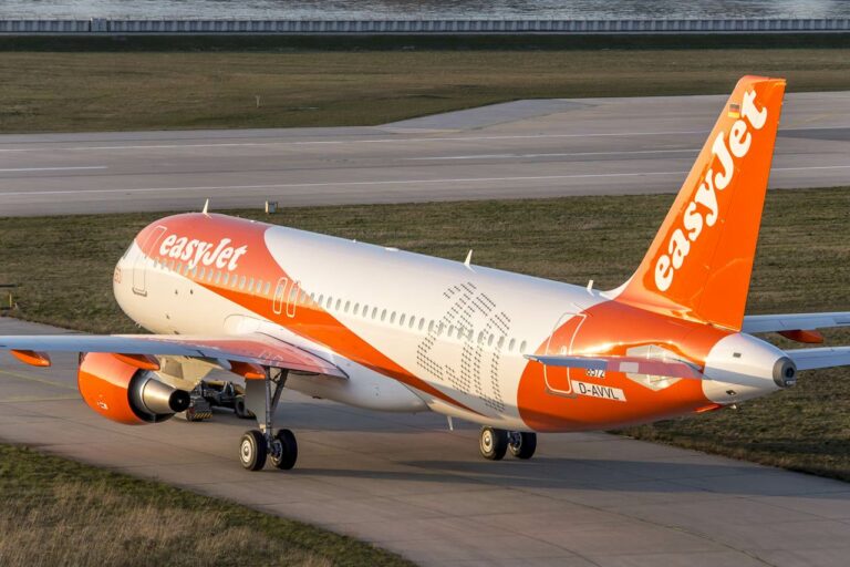 Avião da easyJet na pista do aeroporto de Londres Luton