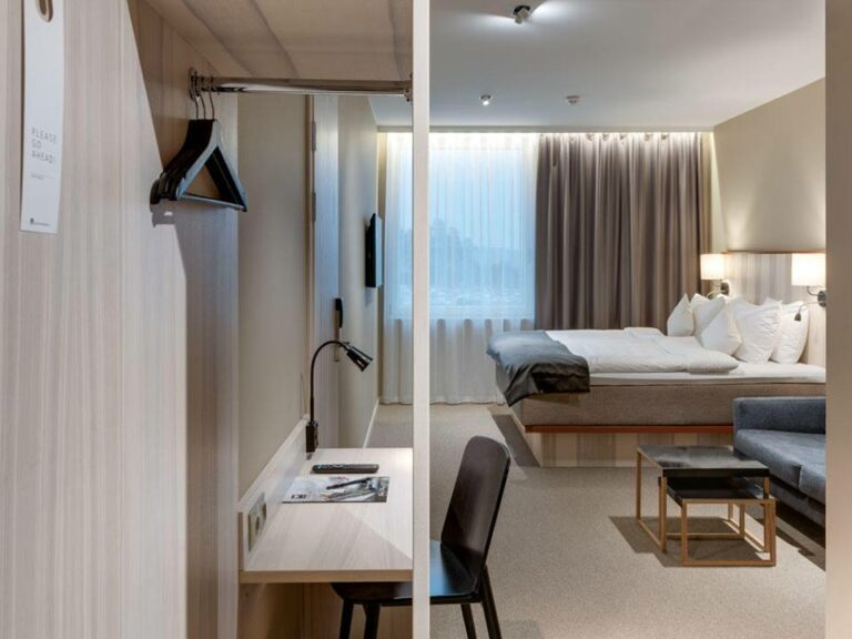 Quarto do First Hotel Arlanda no aeroporto de Estocolmo na Suécia