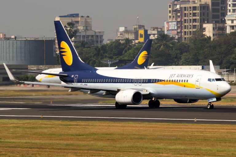 2 aeronaves da companhia aérea Jet Airways num aeroporto da Índia