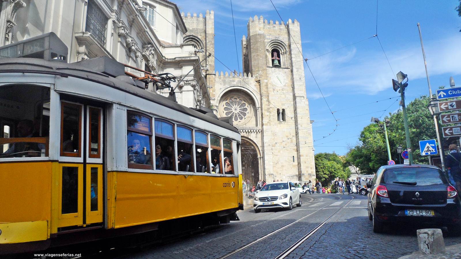 Típico eléctrico amarelo da cidade de Lisboa junto à Sé Catedral