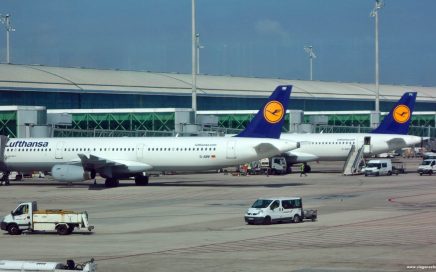 2 aeronaves da companhia aérea Lufthansa estacionados em aeroporto