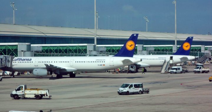 2 aeronaves da companhia aérea Lufthansa estacionados em aeroporto