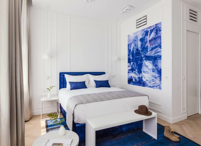 Interior do quarto do hotel Indigo em Varsóvia na Polónia