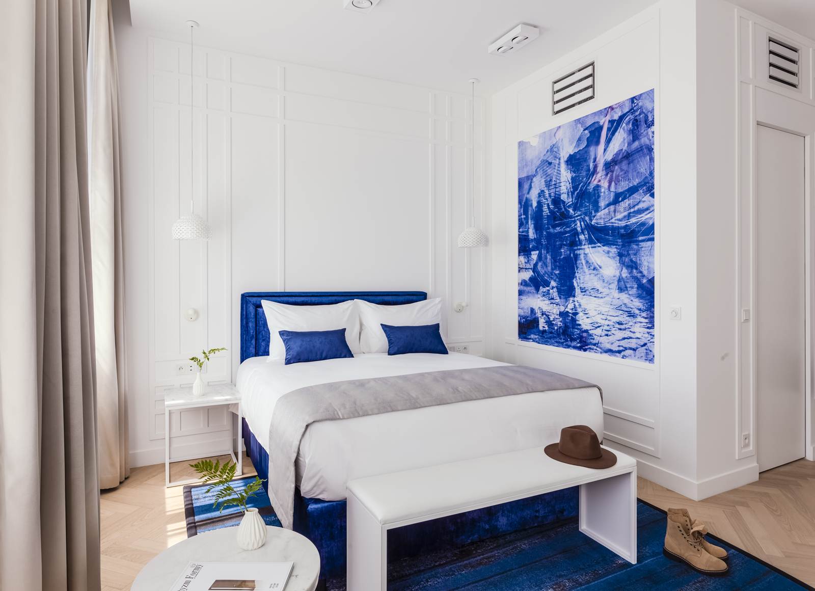 Interior do quarto do hotel Indigo em Varsóvia na Polónia