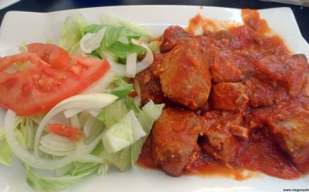 Tapa de Espanha: Atum com tomate acompanhada de salada