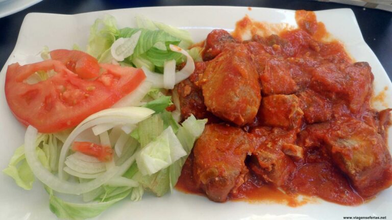 Tapa de Espanha: Atum com tomate acompanhada de salada