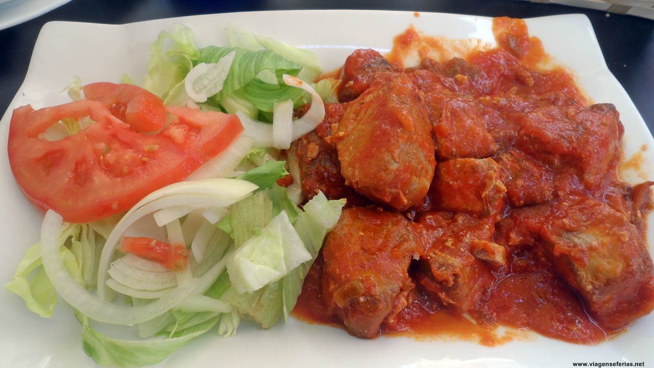 Tapa de Espanha: Atum com tomate acompanhada de salada