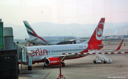 Aeronave da air berlin e da Emirates na pista de um aeroporto alemão