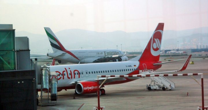 Aeronave da air berlin e da Emirates na pista de um aeroporto alemão
