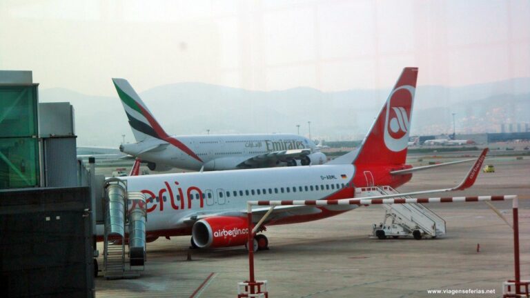 Aeronave da air berlin e da Emirates na pista de um aeroporto alemão