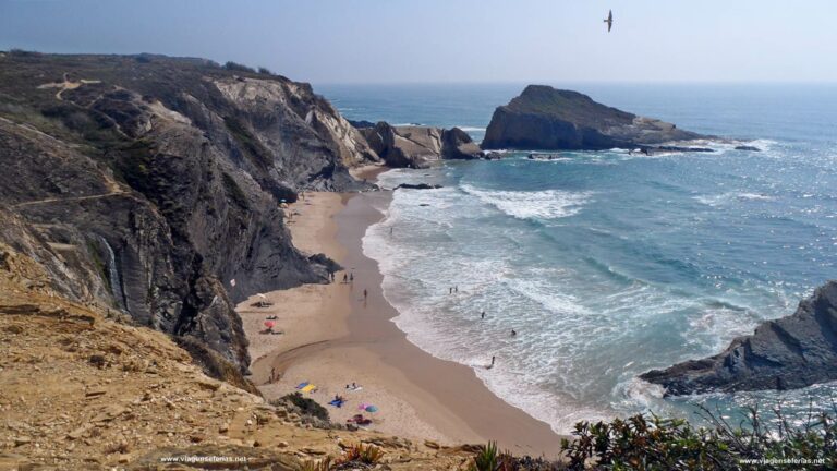 Praia dos Alteirinhos na Zambujeira do Mar vista do topo da falésia