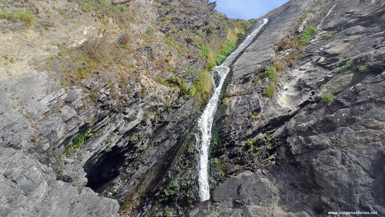 Cascata de água doce na praia