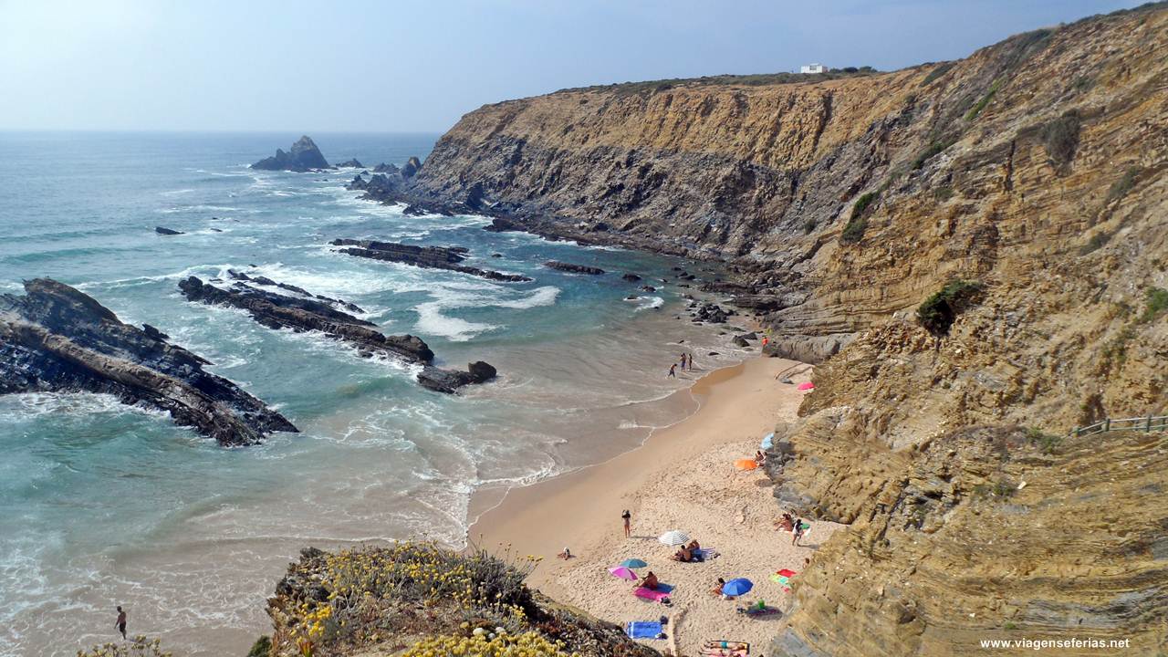 Praia com a maré cheia