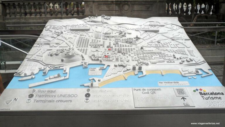 Mapa turistico da cidade de Barcelona em relevo