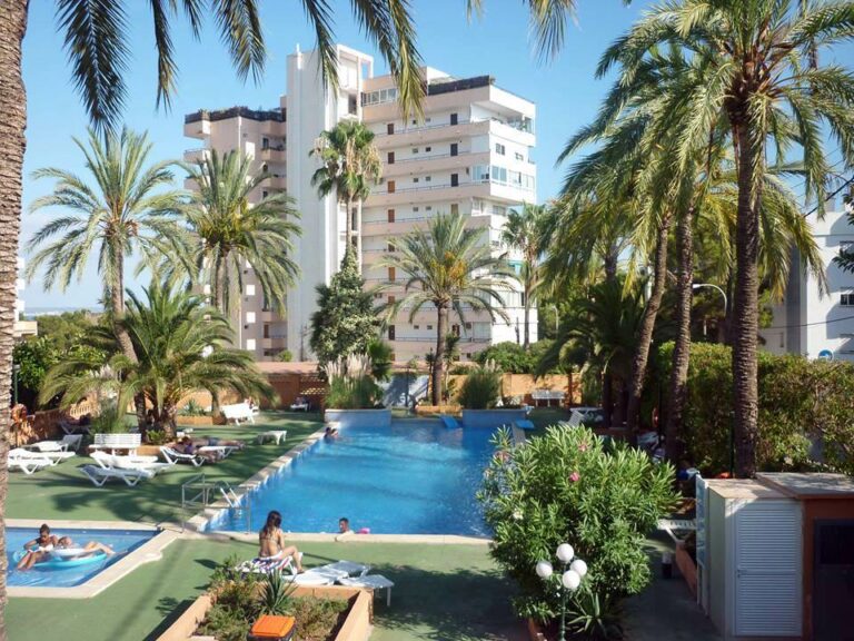 Antigo hotel Mirablau em Maiorca que deu origem ao Eurostars Marivent na baía de Palma
