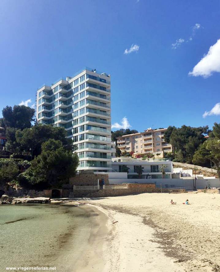 Edifício do hotel IBEROSTAR Grand Hotel Portals Nous na 1ª linha da praia em Maiorca