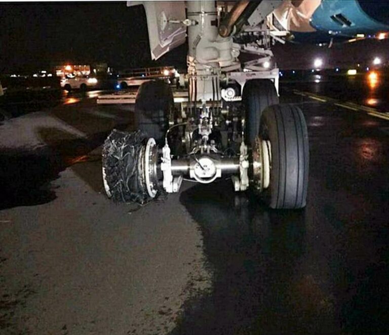 Pneu rebentado do trem de aterragem do A350 da Air Caraibes