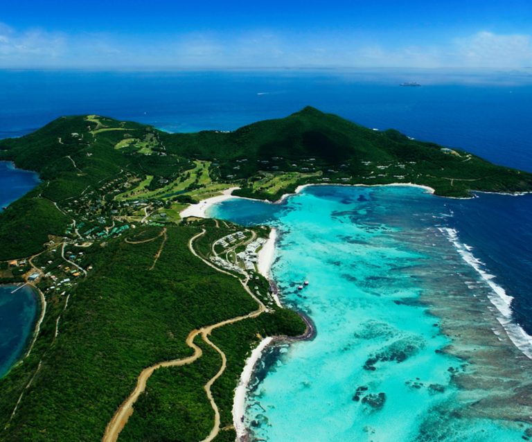 Vista aérea da ilha de Canouan nas São Vicente e Granadinas (Caraíbas)