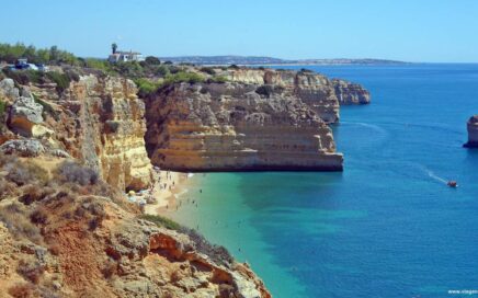 Costa do Algarve com as arribas e a praia da Marinha ao fundo