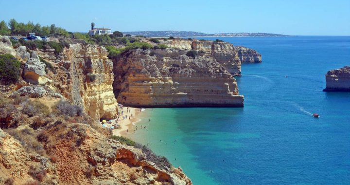 Costa do Algarve com as arribas e a praia da Marinha ao fundo