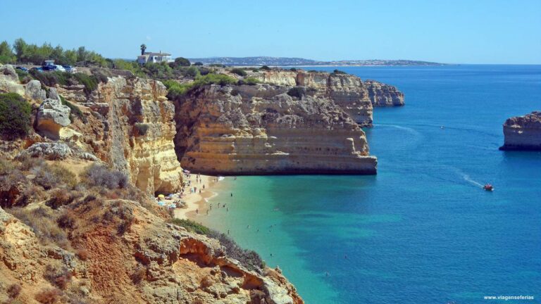Costa do Algarve com as arribas e a praia da Marinha ao fundo