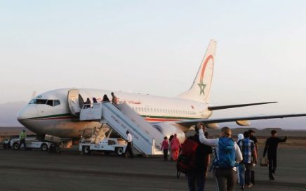 Aeronave da companhia aérea Royal Air Maroc estacionada em pista