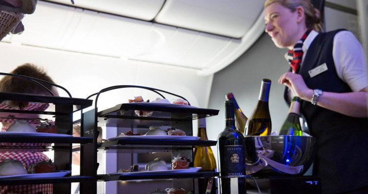Carrinho com entradas e sobremesas do Club World da British Airways