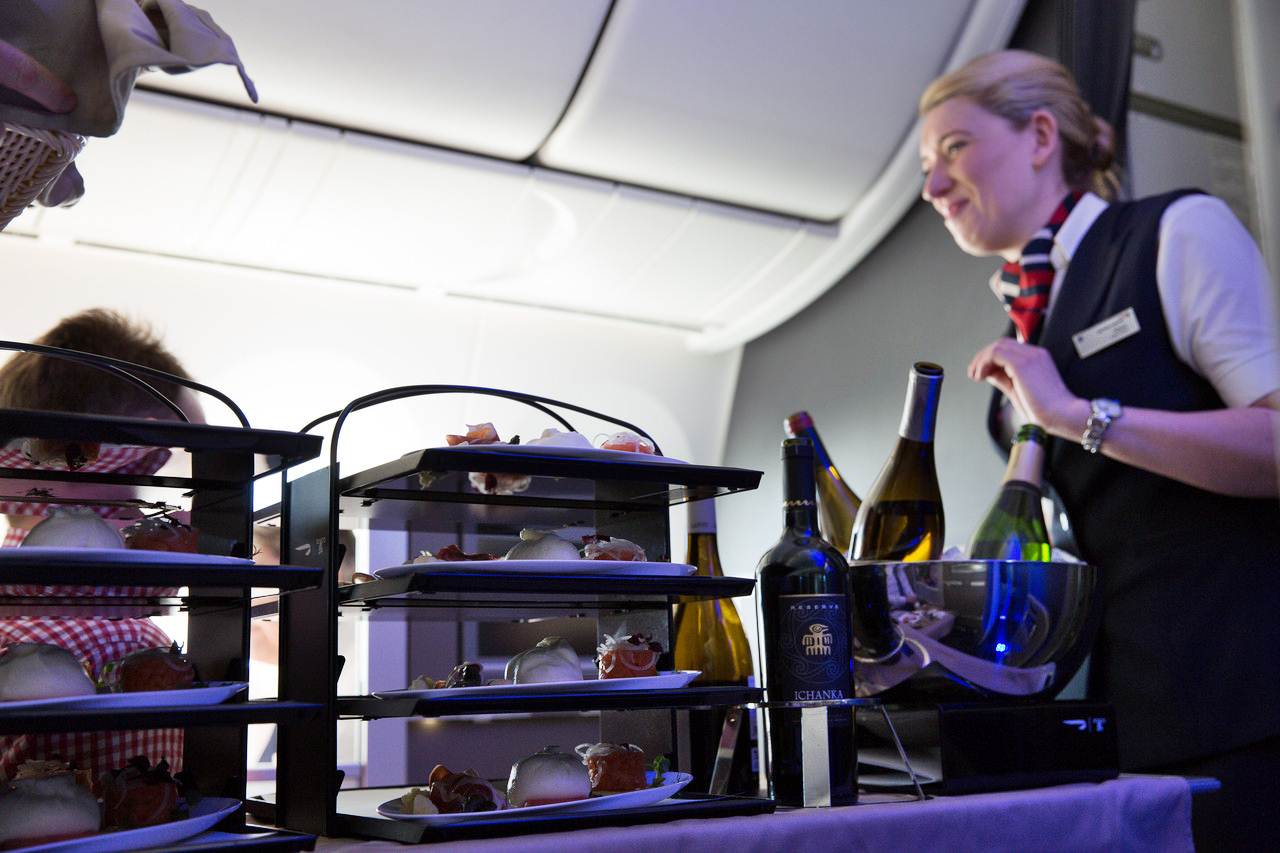 Carrinho com entradas e sobremesas do Club World da British Airways
