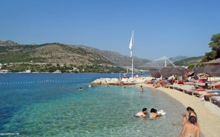 Praia Cava em Dubrovnik na costa do mar Adriático