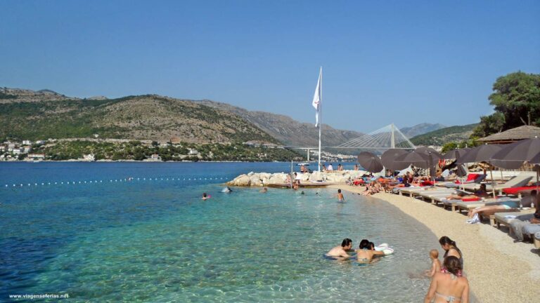 Praia Cava em Dubrovnik na costa do mar Adriático