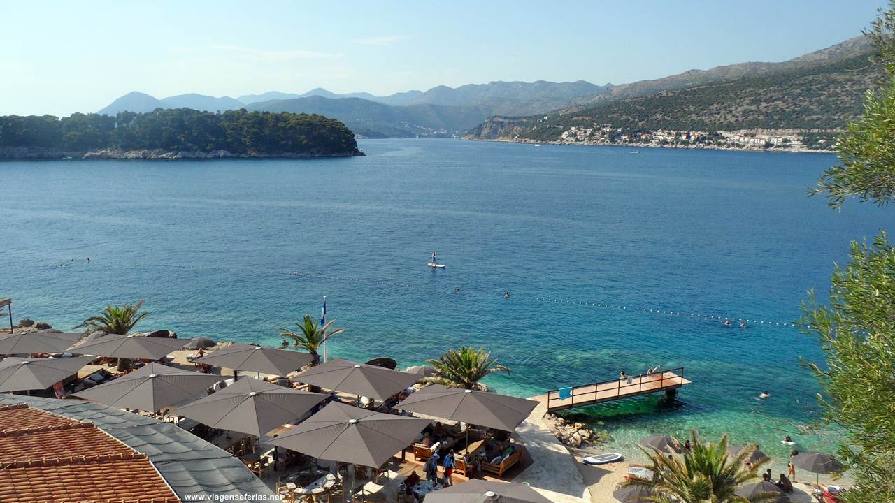 Vista de cima da Praia Cava com o Coral Beach Club