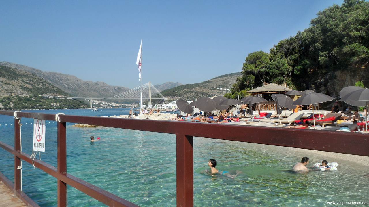 Vista sobre a ponte de Dubronik a partir da praia Cava em Babin Kuk