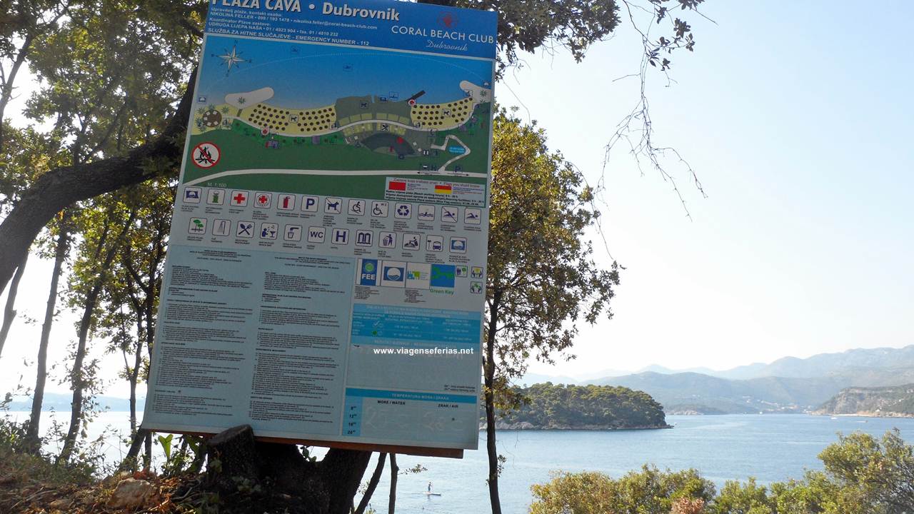 Placa que assinala a entrada da Plaža Cava em Dubrovnik