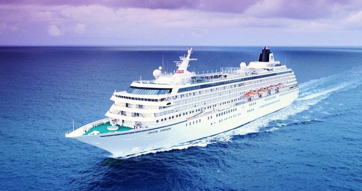Navio de cruzeiro Crystal Symphony navegando em mar aberto
