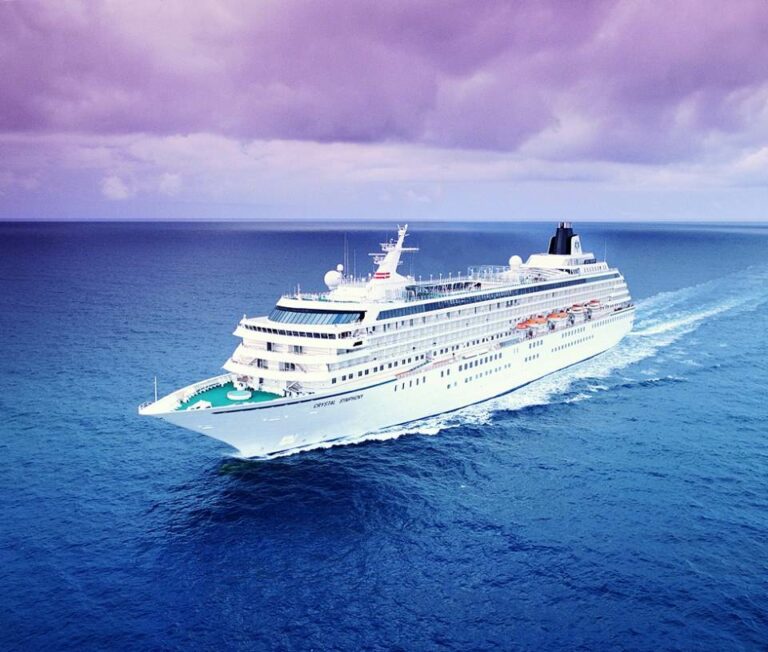 Navio de cruzeiro Crystal Symphony navegando em mar aberto