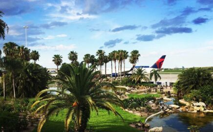 Aeronave da Delta Air Lines no aeroporto de Orlando na Florida