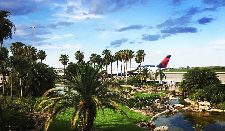 Aeronave da Delta Air Lines no aeroporto de Orlando na Florida