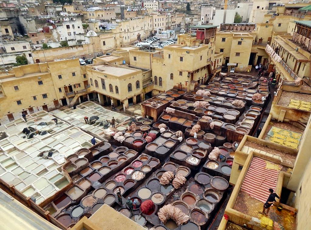 Pintura de peles na cidade de Fez em Marrocos