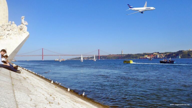 Avião da Finnair a voa sobre a cidade de Lisboa